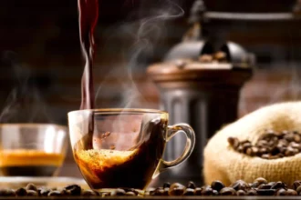 Descubra o universo fascinante do café em nosso blog especializado, onde exploramos desde o cultivo dos grãos até as técnicas de preparo mais refinadas., Receita - Bolinhas de energia de Damasco, Coco e Linhaça, Dia Internacional do Café - Conheça a história por trás deste dia e surpreenda-se!, Expresso ou Espresso - Afinal, qual é a grafia correta?, Veja quais os tipos de café e as diferenças entre eles!, Como a cafeína afeta as crianças: Influências da cultura global do café, Seu cérebro e café: Como a cafeína afeta a química do cérebro, Açúcar ou adoçante: Veja a diferença na hora de adoçar seu café, Aprenda como fazer um café da tarde saudável e nutritivo, Tomar café pela manhã te deixa mais feliz. E a ciência explica.