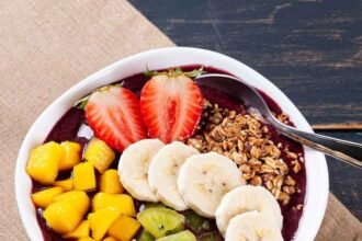 Bowl de Açaí com Frutas da Estação
