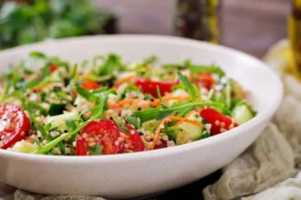 Salada de Quinoa com Legumes Frescos