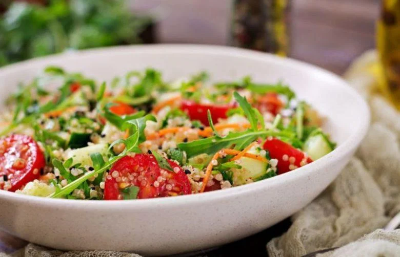 Salada de Quinoa com Legumes Frescos