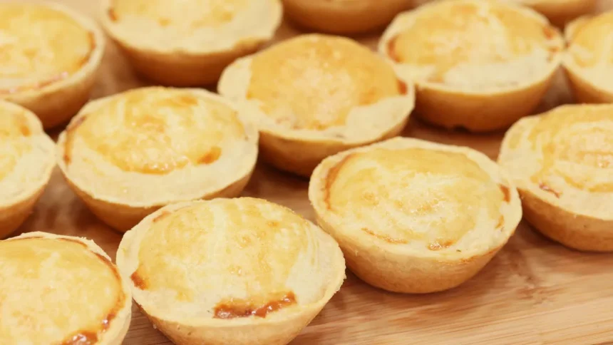 Empadinha de Frango que Derrete na Boca! Uma Delícia e Fácil de Preparar - Rende 20 Porções