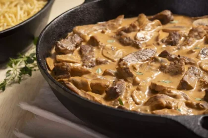 Descubra um universo de sabores em nossa coleção de receitas testadas e aprovadas, que combinam praticidade e sabor para todos níveis de habilidade na cozinha., Strogonoff de Carne Receita Clássica com Toque Brasileiro