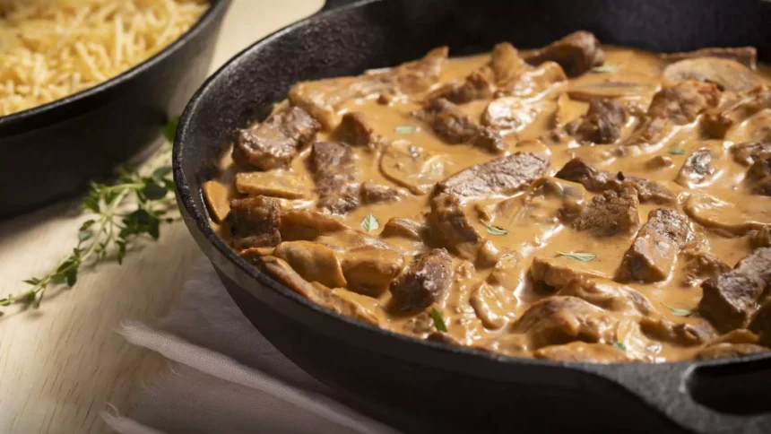 Descubra um universo de sabores em nossa coleção de receitas testadas e aprovadas, que combinam praticidade e sabor para todos níveis de habilidade na cozinha., Strogonoff de Carne Receita Clássica com Toque Brasileiro